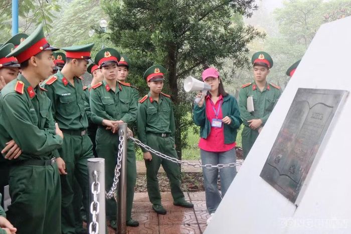 Hướng dẫn viên giới thiệu khu vực lưu giữ “Bức thư thế kỷ” gửi hậu thế, dự kiến được mở vào ngày 1/1/2100.
