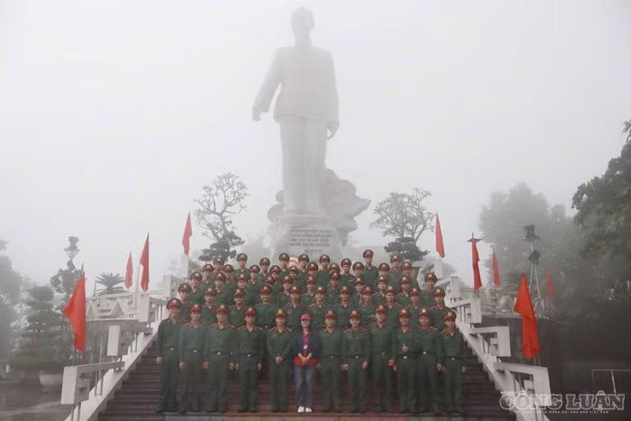 Đoàn khách chụp ảnh tại Tượng đài Chủ tịch Hồ Chí Minh, điểm dừng cuối của hành trình