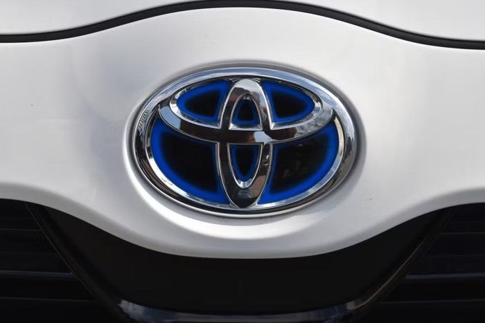 Logo Toyota trên xe hybrid thể hiện sự kết hợp giữa công nghệ điện và động cơ xăng bền bỉ. Ảnh: SlashGear
