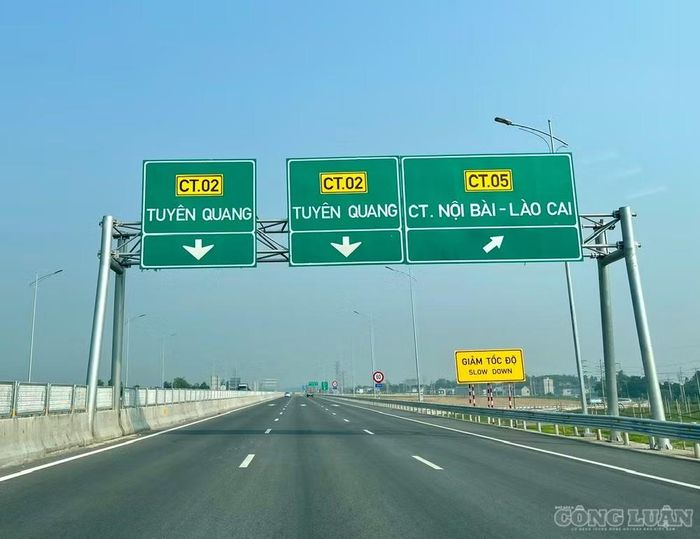 Dự án được khởi công xây dựng vào tháng 2/2021. Tháng 5/2023, Thủ tướng Chính phủ có Quyết định phê duyệt điều chỉnh chủ trương đầu tư dự án đầu tư xây dựng đường cao tốc Tuyên Quang - Phú Thọ kết nối với cao tốc Nội Bài - Lào Cai, bổ sung thêm 500 tỷ đồng (nâng tổng mức đầu thành hơn 3,7 nghìn tỷ đồng) cho dự án này để hoàn thành giai đoạn 2 với 4 làn xe ngay trong năm 2023.