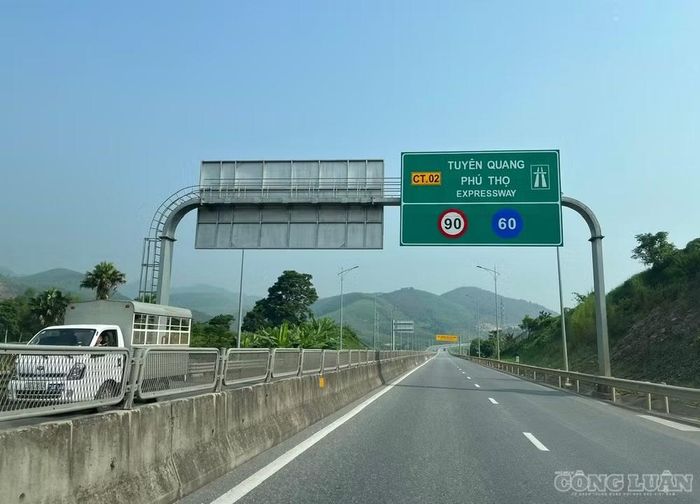 Phương tiện được di chuyển với tốc độ tối đa 90km/h trên cao tốc Tuyên Quang - Phú Thọ.
