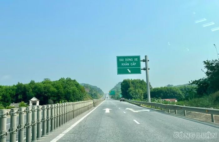 Hiện tuyến đường đang được khai thác với quy mô 4 làn xe hạn chế và trên tuyến không có trạm dừng nghỉ với quãng đường dài hơn 40km.