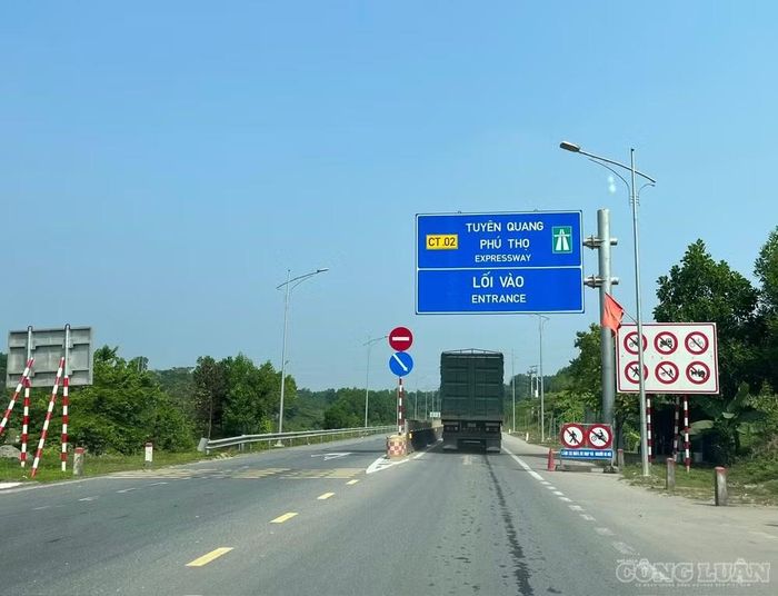 Lối vào tuyến cao tốc được lắp biển báo cấm nhiều loại phương tiện.