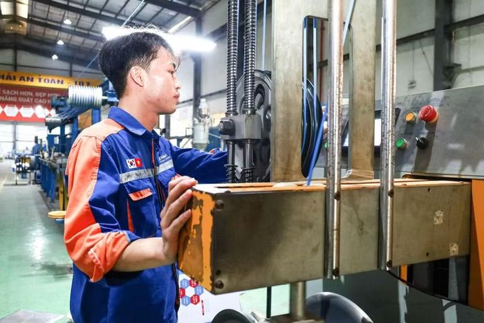 Bên cạnh đào tạo, doanh nghiệp sản xuất còn cần những hỗ trợ thiết thực về thuế, mặt bằng sản xuất và vốn. Ảnh: VV.
