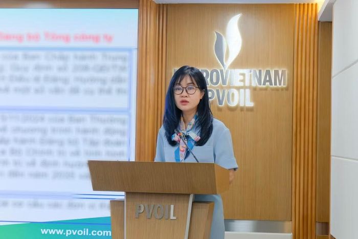 Bà Nguyễn Linh Giang – Phó Bí thư Đảng ủy, Thành viên HĐQT trình bày báo cáo công tác Đảng