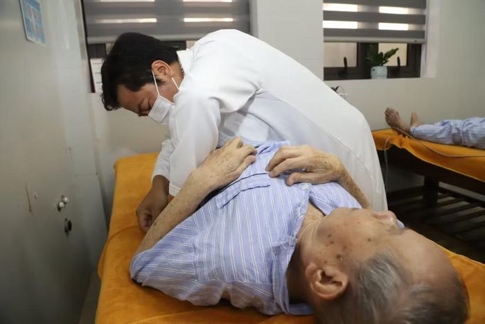 Bác sĩ Trạm Y tế phường Tây Hồ thăm khám cho người cao tuổi.