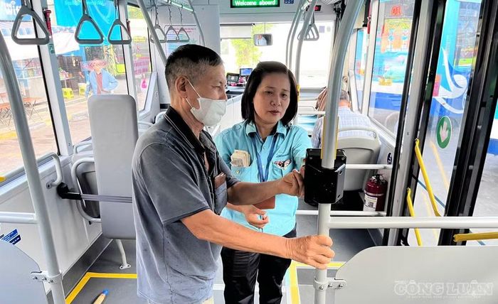 Nhân viên hướng dẫn hành khách trong quá trình sử dụng dịch vụ (Ảnh: Thu Phương)