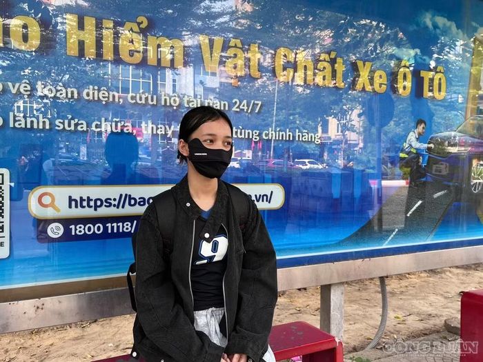 Anh Thơ tại điểm chờ xe buýt 83 di chuyển giữa nơi học tập và quê nhà (Ảnh: Thu Phương)