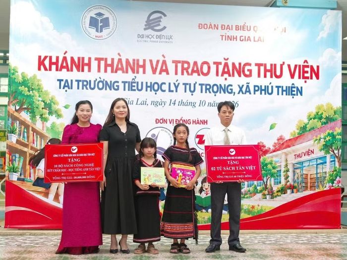 Đại diện các nhà tài trợ trao tặng tủ sách và bộ sách công nghệ cho Trường Tiểu học Lý Tự Trọng.
