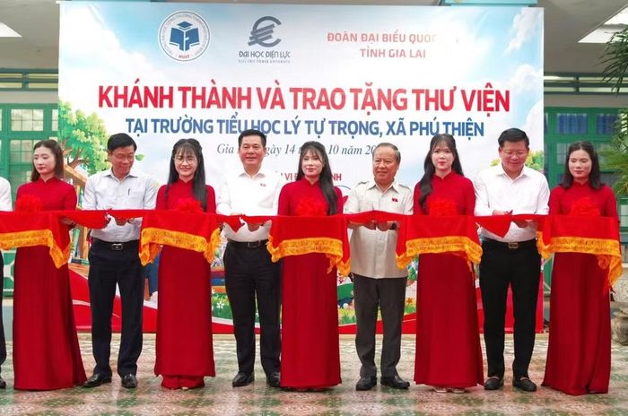 Phó Chủ tịch Quốc hội Nguyễn Hồng Diên, Trưởng Đoàn ĐBQH tỉnh Gia Lai Châu Ngọc Tuấn, PGS.TS Đinh Văn Châu – Hiệu trưởng Trường Đại học Điện lực cùng các đơn vị tài trợ cắt băng khánh thành thư viện.
