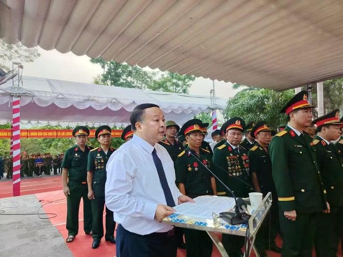 Chủ tịch UBND tỉnh Tuyên Quang Phan Huy Ngọc đọc điếu văn truy điệu, bày tỏ lòng biết ơn sâu sắc đối với các Anh hùng liệt sĩ đã hy sinh vì Tổ quốc. Ảnh: Văn Long.