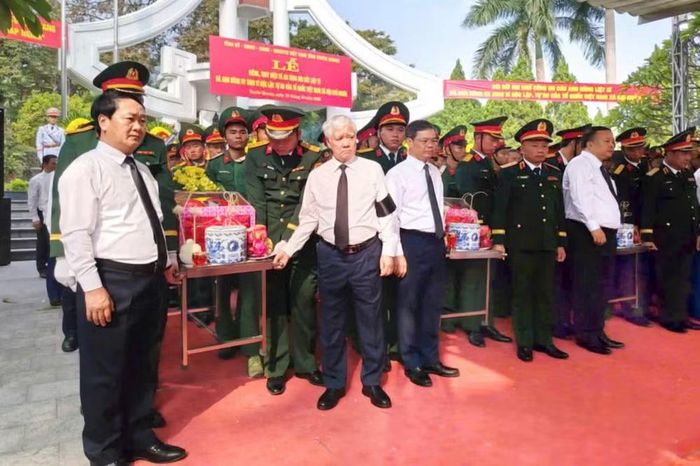 Đồng chí Đỗ Văn Chiến cùng các đồng chí lãnh đạo tỉnh Tuyên Quang chuẩn bị thực hiện nghi lễ di chuyển hài cốt liệt sĩ. Ảnh: Văn Long.