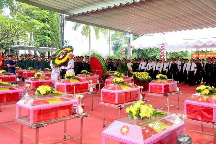 Hình ảnh tại buổi Lễ truy điệu và an táng 93 hài cốt liệt sĩ. Ảnh Văn Long