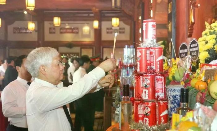 Đồng chí Đỗ Văn Chiến - Uỷ viên Bộ Chính trị, Phó Chủ tịch Thường trực Quốc hội Nước Cộng hòa xã hội Chủ nghĩa Việt Nam dâng hương tại Đền thờ Liệt sĩ, Nghĩa trang Liệt sĩ Quốc gia Vị Xuyên. Ảnh: Văn Long.