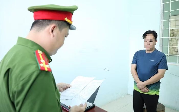 Cơ quan Cảnh sát điều tra tống đạt Quyết định khởi tố và Lệnh tạm giam đối với bị can Lương Phú Quới. Ảnh: CACC