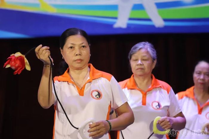 Người cao tuổi phường Tây Hồ tham gia ngày hội Chăm sóc sức khoẻ Người cao tuổi ngày 15/10.