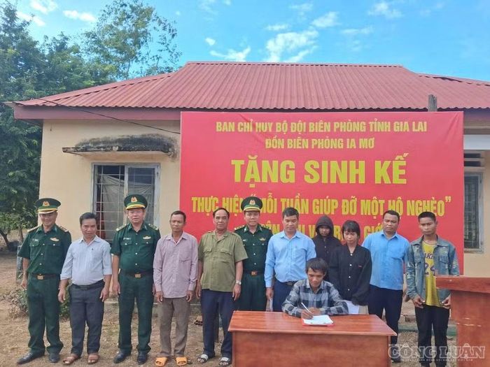 Đồn Biên phòng Ia Mơ trao tặng sinh kế cho người nghèo