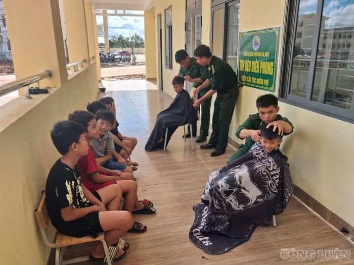 Cán bộ, chiến sĩ Đồn Biên phòng Ia Mơ cắt tóc miễn phí cho học sinh