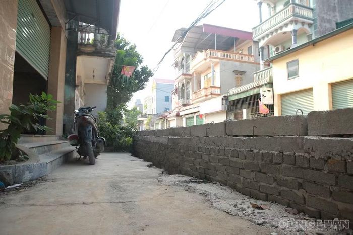 Đường cống bê tông chắn trước cửa nhà dân.