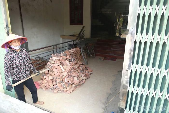 Người dân chuẩn bị vật liệu để nâng mặt nền nhà.