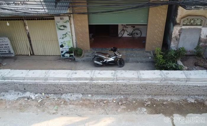 Phần cống bê tông được xây dựng cao hơn mặt đường cũ khoảng 1m, có nơi cao hơn, tạo thành những bức “tường thành” chắn trước cửa nhiều hộ dân dọc tuyến.
