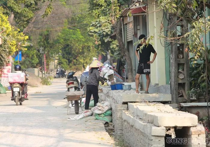 Nhiều hộ dân dọc tuyến cũng đang chuẩn bị nâng nền nhà để phù hợp với cao trình mới của mặt đường và cống bê tông.