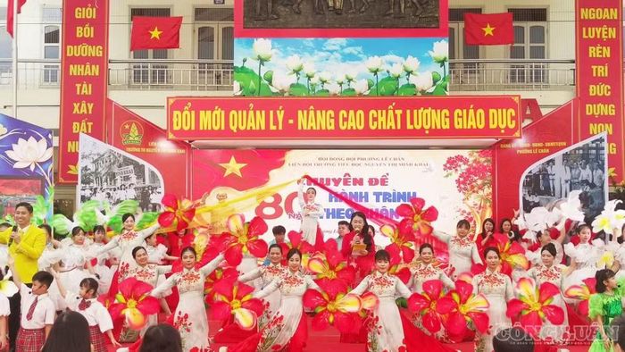 Chương trình mang tới các tiết mục văn nghệ đặc sắc ca ngợi Đảng, Bác Hồ, tình yêu quê hương đất nước và thành phố Hải Phòng do các thầy cô và học sinh dàn dựng công phu, tạo không khí vừa trang trọng vừa ấm áp.