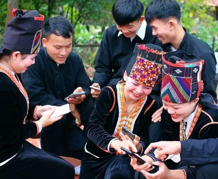 Đồng bào dân tộc thiểu số sử dụng các ứng dụng trên điện thoại thông minh. Ảnh: Bộ KH&CN