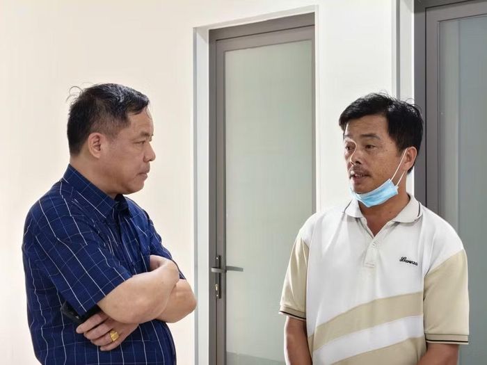 Ông Phạm Văn Học (bên trái), Chủ tịch HĐTV kiêm Tổng giám đốc của Hệ thống y tế Hùng Vương và Bệnh viện Hùng Vương Gia Lai chia sẻ và bày tỏ lòng biết ơn đối với gia đình chị Thư. Ảnh ĐVCC