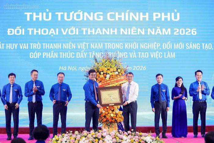 Thủ tướng Chính phủ Lê Minh Hưng tặng hoa và quà chúc mừng Ban Bí thư Trung ương Đoàn TNCS Hồ Chí Minh và Trung ương Hội Liên hiệp Thanh niên Việt Nam. Ảnh: CP