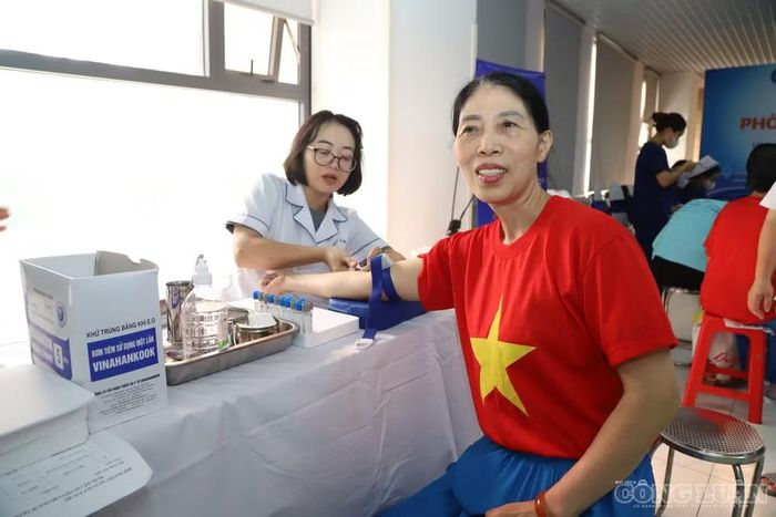 Trong buổi khám, bà Lương được đo huyết áp, kiểm tra loãng xương và thực hiện một số nội dung đánh giá sức khỏe khác. Cơ sở y tế gần nhà giúp bà giảm bớt bất tiện, đồng thời có thêm cơ hội tiếp cận các hoạt động chăm sóc sức khỏe cộng đồng.