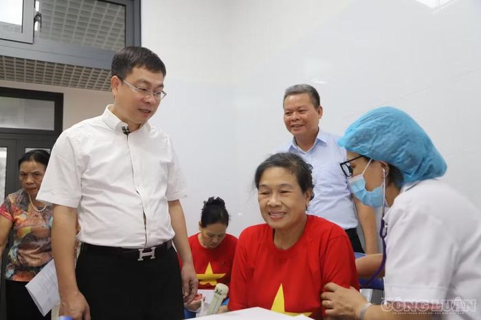 Địa phương cũng đánh giá cao vai trò của trạm y tế và Hội Người cao tuổi trong việc đề xuất sáng kiến, vận động nguồn lực xã hội để nâng cao chất lượng chăm sóc sức khỏe. Với những người không đủ điều kiện đến trạm y tế, phường chỉ đạo ngành y tế tổ chức thăm khám, xét nghiệm và hỗ trợ tại nhà.