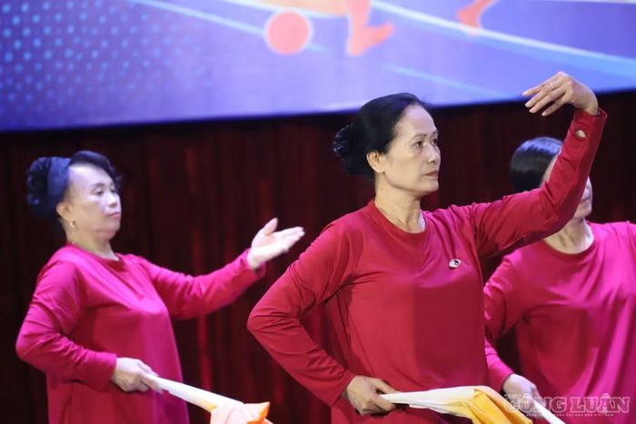 Những thay đổi này cho thấy nhu cầu của người cao tuổi không chỉ dừng ở việc khám bệnh hay điều trị khi sức khỏe suy giảm. Họ còn cần môi trường sinh hoạt phù hợp, có người đồng hành, được giao tiếp và duy trì các hoạt động thể chất, tinh thần.