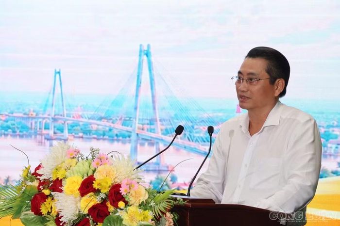 Ông Nguyễn Quỳnh Thiện, Phó Chủ tịch UBND tỉnh Vĩnh Long phát biểu tại hội thảo.