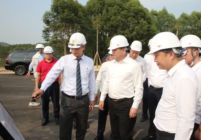 Bí thư Thành ủy Nguyễn Hồng Thái (thứ hai từ trái qua) xem bản đồ quy hoạch khu công nghiệp tại thực địa.Ảnh: bacninh.gov.vn