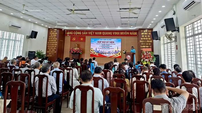 Bà Nguyễn Hoàn Mỹ Mỹ, Phó Bí thư Chi bộ, Trưởng khu phố 9, phường Long Trường, TP HCM báo cáo vai trò của cấp ủy chi bộ trong lãnh đạo, chỉ đạo thực hiện công tác chăm lo cho các hộ cận nghèo, hộ có hoàn cảnh khó khăn của địa phương.