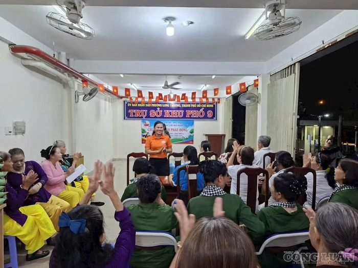 Bà Nguyễn Hoàn Mỹ Mỹ, Phó Bí thư Chi bộ, Trưởng khu phố 9, phường Long Trường, TP HCM tại những buổi sinh hoạt, phát động các chương trình vì cộng đồng.