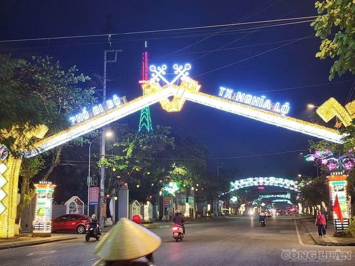 Các tuyến phố tại Nghĩa Lộ được chỉnh trang, trang hoàng rực rỡ trước ngày khai hội. Ảnh: Đức Toàn