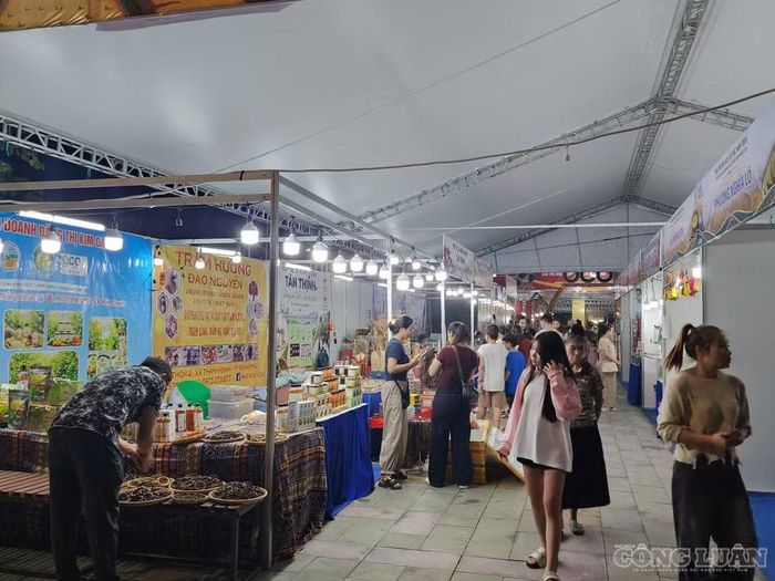  Tối 15/10, đông đảo người dân đã đến thăm quan, mua sắm tại khu vực Hội chợ Du lịch Tây Bắc năm 2026 và Không gian quảng bá, kết nối sản phẩm OCOP được tổ chức tại Quảng trường Golden Field. ﻿Ảnh: Đức Toàn 