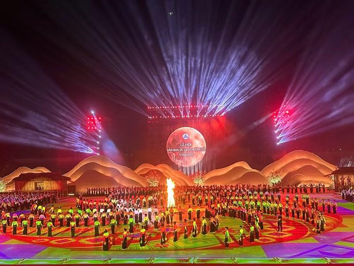 Màn đại xòe với các diễn viên trong trang phục truyền thống. Ảnh: Đức Toàn