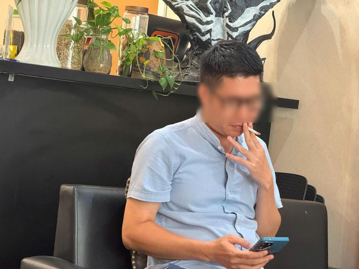 Việc hút thuốc tại các không gian công cộng trong nhà đặt ra yêu cầu mở rộng môi trường 100% không khói thuốc nhằm bảo vệ sức khỏe người dân trước tác hại của khói thuốc thụ động. (Ảnh minh họa: Thanh Hà).