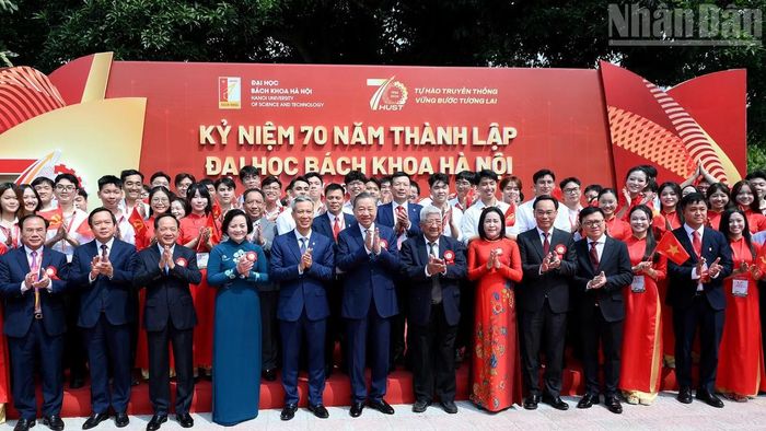 Tổng Bí thư, Chủ tịch nước Tô Lâm và các đại biểu dự Lễ kỷ niệm 70 năm thành lập Đại học Bách khoa Hà Nội và đón nhận Huân chương Lao động hạng Nhất. Ảnh: nhandan.vn