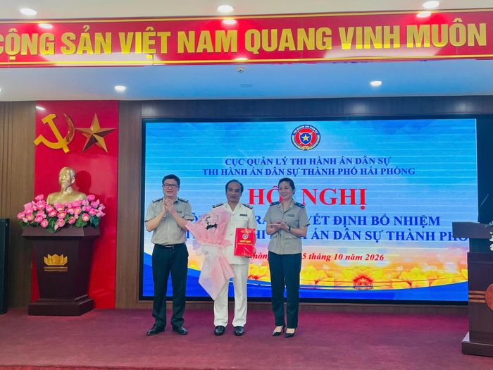 Phó Cục trưởng Cục Quản lý THADS Trần Thị Phương Hoa và Trưởng THADS TP Hải Phòng Nguyễn Văn Tuấn chúc mừng ông Nguyễn Thế Mạnh nhận nhiệm vụ mới. (ảnh Thuỳ Linh)