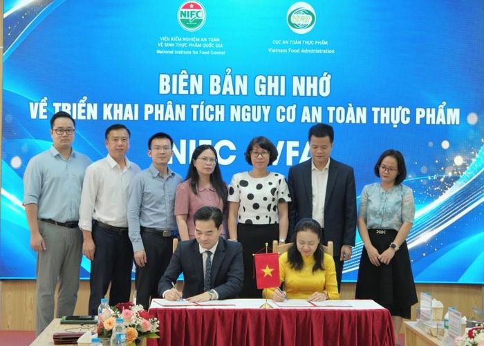 Đại diện Viện Kiểm nghiệm an toàn vệ sinh thực phẩm quốc gia và Cục An toàn thực phẩm ký kết Biên bản ghi nhớ về triển khai phân tích nguy cơ an toàn thực phẩm. (Ảnh: VFA)