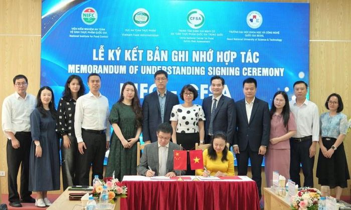 Đại diện Viện Kiểm nghiệm an toàn vệ sinh thực phẩm quốc gia và Trung tâm Đánh giá nguy cơ an toàn thực phẩm quốc gia Trung Quốc ký kết Biên bản ghi nhớ hợp tác. (Ảnh: VFA)