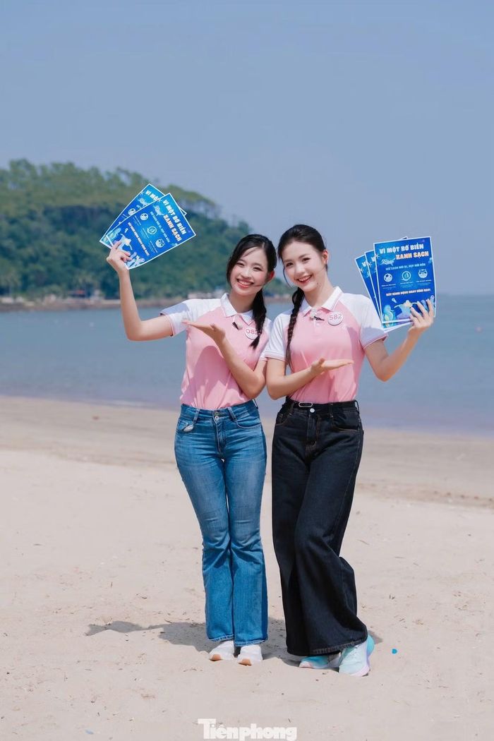 Nhóm thiết kế poster lựa chọn cách truyền tải thông điệp bằng hình ảnh trực quan, kết hợp khẩu hiệu ngắn gọn nhằm thu hút sự chú ý của người xem. Thông qua những tấm poster, các thí sinh hướng đến việc nâng cao nhận thức về tác hại của rác thải nhựa đối với môi trường biển, đồng thời khuyến khích người dân và du khách thay đổi thói quen sử dụng các sản phẩm nhựa dùng một lần.