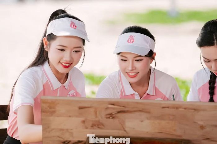 Nhóm vẽ tranh gửi gắm thông điệp bảo vệ môi trường qua những nét vẽ và hình ảnh gần gũi. Từ ý tưởng đến cách thể hiện, các thí sinh cùng trao đổi để tìm ra phương án truyền tải dễ hiểu, sinh động, giúp người xem hình dung rõ hơn về tầm quan trọng của việc giữ gìn cảnh quan biển và hạn chế rác thải nhựa. Hoạt động cũng tạo cơ hội để các cô gái phát huy khả năng sáng tạo, biến những thông điệp môi trường thành sản phẩm trực quan.