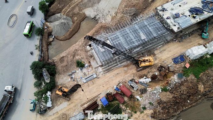 Hạng mục cầu vượt trực thông đã thi công xong bản mặt cầu nhịp T3 - T4 và đang triển khai các nhịp tiếp theo.