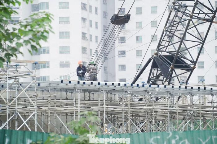 Hiện các mũi thi công đang tập trung đan cốt thép nhịp T4 - T5 và lắp dựng hệ giàn giáo cho các nhịp tiếp theo, phấn đấu hoàn thiện toàn bộ đoạn từ mố M0 đến trụ T6 trước ngày 31/12 năm nay.