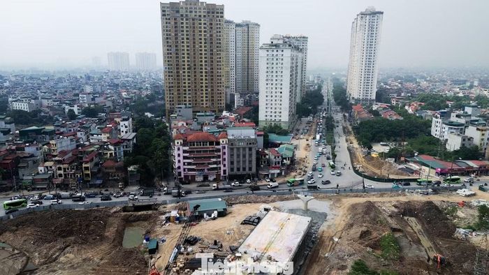 Dù mặt bằng cơ bản đã được bàn giao, việc nối thông cây cầu hướng về đường Phúc La vẫn đang chờ di dời đường ống nước sạch D800 án ngữ ngay vị trí trụ T7, mố M8 cùng bãi phế thải tồn đọng từ các năm trước.